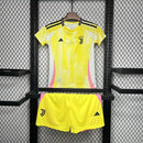 Kit Infantil Juventus Away II 2024/25 Adidas amarelo com camisa e short, tecido leve e respirável, ideal para pequenos torcedores da Juve com estilo e conforto."