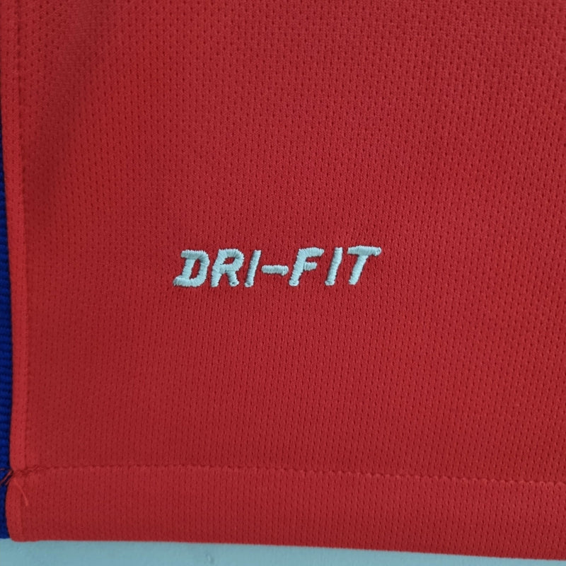 Camisa Chile Home I 2016/17 Nike retrô masculina vermelha com detalhes azuis e brancos, gola careca e tecido leve respirável para torcedores e colecionadores"