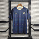Camisa Jamaica Pré-Jogo 2023/24 Adidas Torcedor Masculina, azul, com escudo da seleção jamaicana e logo Adidas em destaque, confeccionada em tecido leve e respirável, modelo masculino com caimento confortável, ideal para treinos, jogos e uso casual.”