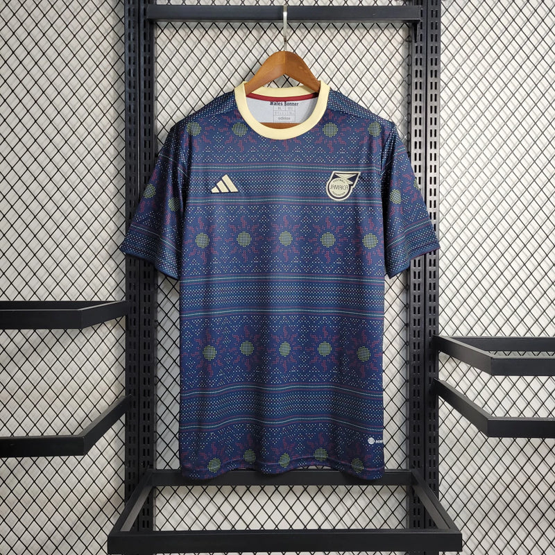 Camisa Jamaica Pré-Jogo 2023/24 Adidas Torcedor Masculina, azul, com escudo da seleção jamaicana e logo Adidas em destaque, confeccionada em tecido leve e respirável, modelo masculino com caimento confortável, ideal para treinos, jogos e uso casual.”