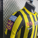 "Camisa Al-Ittihad Home I 2022/23 Nike Jogador Masculina na cor amarela com detalhes em preto, versão player slim fit, tecnologia Dri-FIT ADV, escudo em TPU premium – uniforme titular do Al-Ittihad Club da Arábia Saudita."