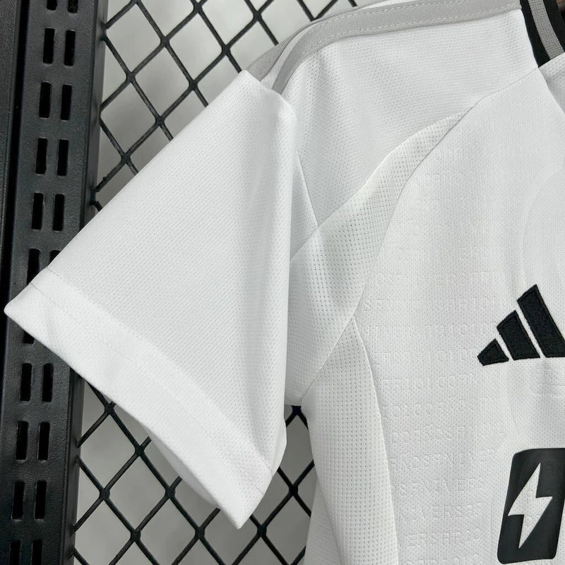 Detalhe do escudo Colo-Colo e logo Adidas no Kit Infantil Home I 2025/26, tecido leve e respirável para crianças