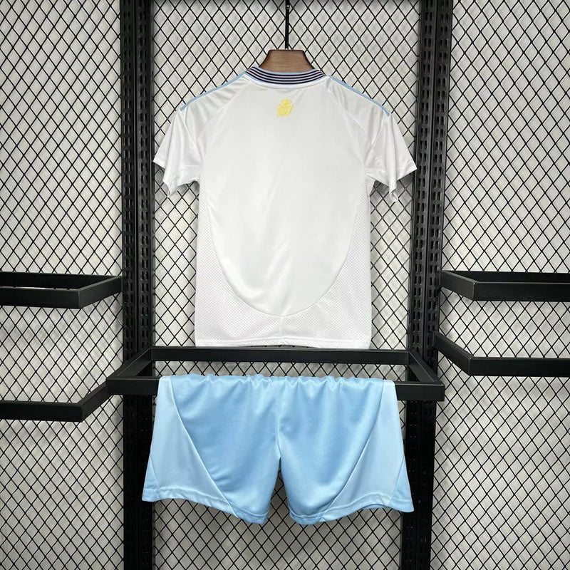 Kit Infantil Aston Villa Away II 2024/25 Adidas com camisa, short e meia, uniforme infantil azul e roxo, tecido leve AEROREADY, ideal para jogos, treinos e jovens torcedores."