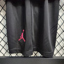 "Kit Infantil PSG IV 2020/21 Jordan Roxa, camiseta e shorts roxos com detalhes em vermelho e branco, modelo oficial da Seleção do PSG para crianças, ideal para pequenos torcedores e colecionadores."