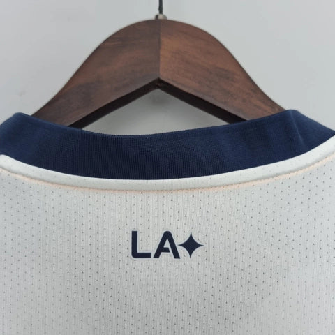 Camisa Los Angeles Galaxy Home I 2022/23 Adidas Torcedora Feminina Branca, uniforme oficial MLS, versão feminina ajustada, Waze Mix