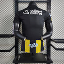 Camisa Al-Ittihad Home I 2023/24 Nike Jogador Masculina preta e amarela, modelo player com listras verticais, tecnologia Dri-FIT ADV e escudo do Al-Ittihad no peito – uniforme titular da temporada 23/24.