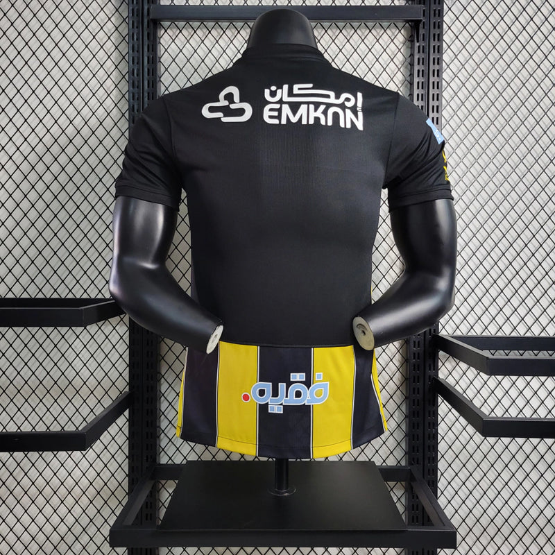 Camisa Al-Ittihad Home I 2023/24 Nike Jogador Masculina preta e amarela, modelo player com listras verticais, tecnologia Dri-FIT ADV e escudo do Al-Ittihad no peito – uniforme titular da temporada 23/24.