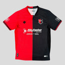 Camisa Newell’s Old Boys Home I 2025/26 Adidas Torcedor Masculina na cor vermelha, uniforme oficial de futebol argentino, confortável e ideal para torcedores e colecionadores.