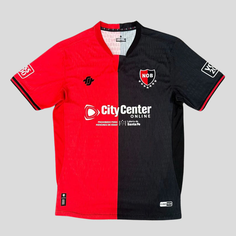Camisa Newell’s Old Boys Home I 2025/26 Adidas Torcedor Masculina na cor vermelha, uniforme oficial de futebol argentino, confortável e ideal para torcedores e colecionadores.