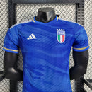 Camisa Itália Home I 2023/24 Adidas Jogador masculina, azul, com escudo da seleção italiana no peito e três listras Adidas nos ombros, feita em tecido leve e respirável, modelo com ajuste jogador para caimento próximo ao corpo, ideal para torcer com estilo e desempenho.”