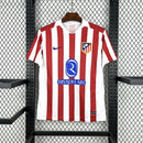 Camisa Atlético de Madrid Home I 2025/26 Nike Torcedor Masculina com listras vermelhas e azuis, gola e punhos diferenciados, tecido leve e respirável, perfeita para crianças torcedoras do Atlético de Madrid”