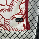 Camisa 1. FC Köln 'Kölsch Mädche' 2024/25 Hummel Torcedor Masculina branca com detalhes vermelhos e pretos, escudo bordado do clube e logo Hummel, modelo oficial para torcedores do futebol alemão.