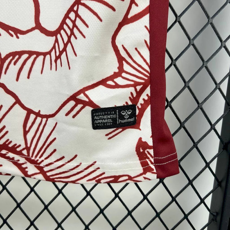 Camisa 1. FC Köln 'Kölsch Mädche' 2024/25 Hummel Torcedor Masculina branca com detalhes vermelhos e pretos, escudo bordado do clube e logo Hummel, modelo oficial para torcedores do futebol alemão.