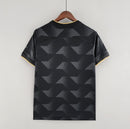 Camisa Corinthians Away II 2022/23 Nike Torcedor Masculina na cor preta com detalhes dourados, escudo bordado no peito esquerdo e logo Nike no lado direito, pendurada em cabide sobre fundo branco.