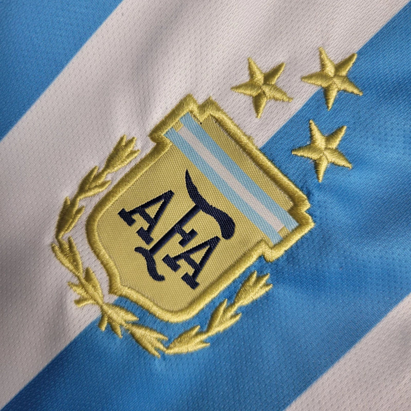 Kit Infantil Argentina Home I 2022/23 Adidas - uniforme infantil da Seleção Argentina com camisa e short, cores tradicionais azul e branco, inspirado na Copa do Mundo, ideal para jovens torcedores