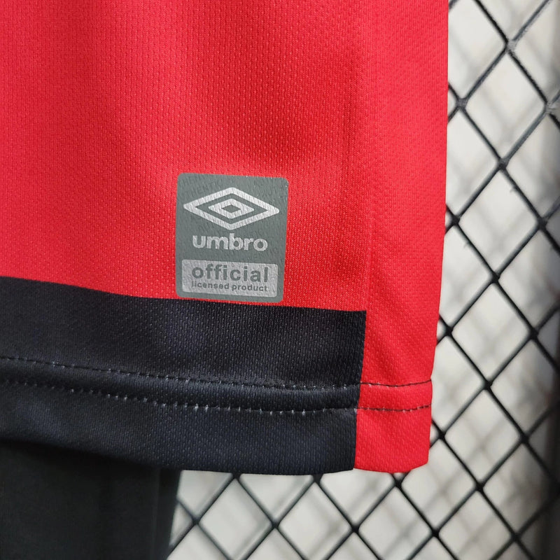 Kit Infantil Sport Recife Home (1) 2023/24 Umbro – uniforme oficial rubro-negro para crianças com camisa listrada em vermelho e preto e short, ideal para pequenos torcedores do Sport Recife.