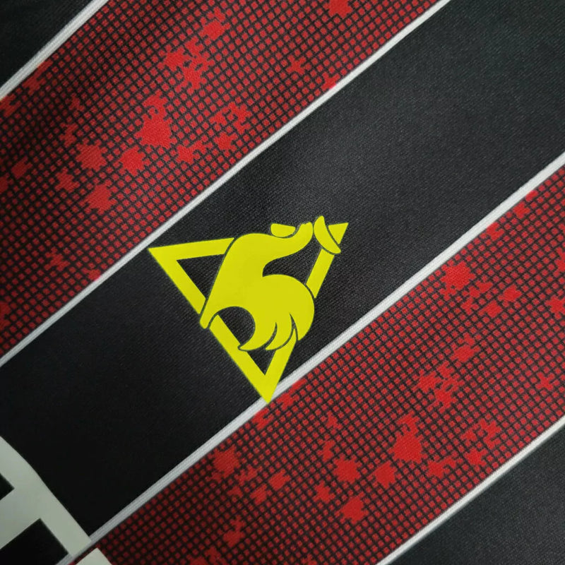 Camisa Manchester City Away (2) 2008/09 Le Coq Sportif Retrô Masculina - vermelho e preto
