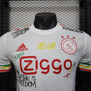 Camisa Ajax Edição Especial 2025/26 Adidas Jogador Masculina, versão Player Issue, cor exclusiva, escudo oficial em silicone termocolado, logo Adidas, tecido HEAT.RDY de alta performance, slim fit, lançamento oficial do Ajax Amsterdam para torcedores e colecionadores."