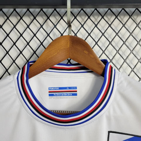 Camisa Sampdoria Away II 2022/23 Torcedor Masculina Branca com faixas azul, vermelha e preta no peito, escudo bordado e design clássico do clube italiano