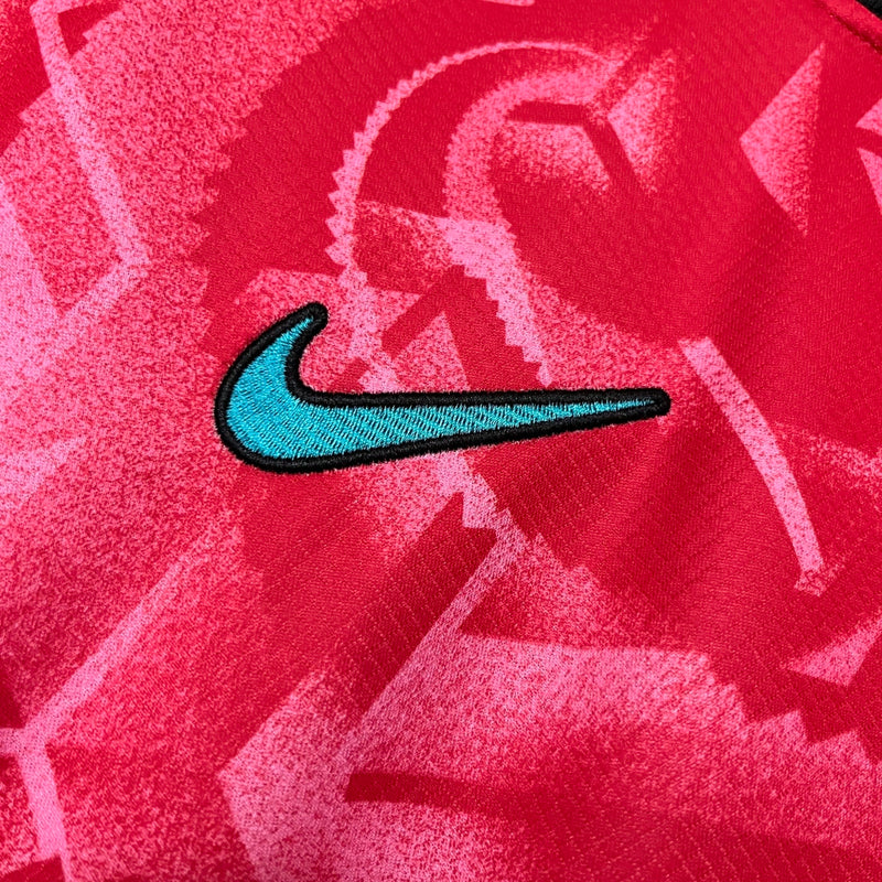 Camisa Coreia do Sul Home 2024/25 Masculina para torcedor, vermelha com detalhes em branco, modelo oficial da seleção sul-coreana, ideal para fãs da Coreia do Sul"