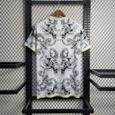 Camisa Concept Itália x Versace Masculina, branca, modelo torcedor, com escudo da seleção italiana no peito e detalhes exclusivos da Versace, feita em tecido leve e respirável, ideal para torcer com estilo e exclusividade