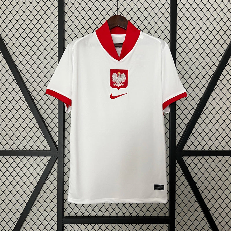 Camisa Polônia Home I 2024/25 Nike Torcedor Masculina, branca, com escudo da seleção polonesa e logo Nike em destaque, feita em tecido leve e respirável, modelo masculino com caimento confortável, ideal para jogos e uso casual.”