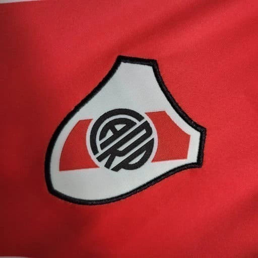 "Camisa River Plate Home (1) 2023/24 Adidas Torcedor Masculina branca com faixa diagonal vermelha, escudo do clube no peito e detalhes em preto"

