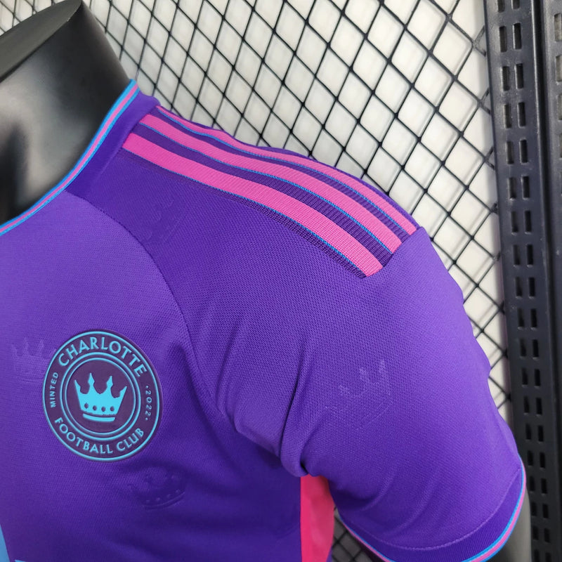 Camisa Charlotte FC Away II 2023/24 Adidas Jogador Masculina Roxa, versão player issue, MLS, escudo em silicone, tecnologia HEAT.RDY, Waze Mix"