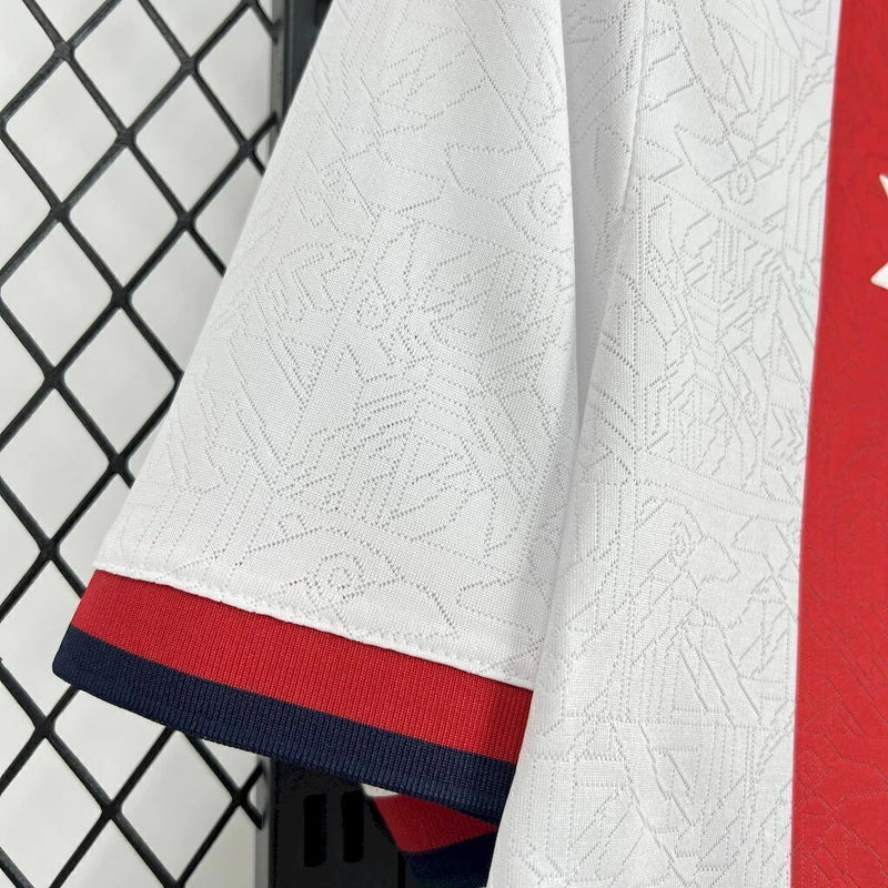 Camisa San Lorenzo Away II 2025/26 Torcedor Masculina branca com detalhes em azul e vermelho, escudo estampado do clube argentino e design moderno para torcedores."
