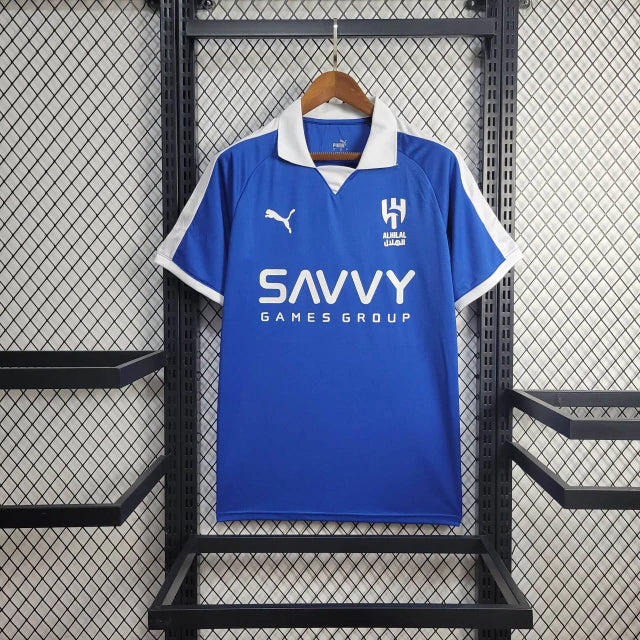 Camisa Al-Hilal '67th Anniversary' 2024/25 Puma Torcedor Masculina azul com escudo comemorativo de 67 anos bordado e logo da Puma, modelo oficial do futebol saudita.