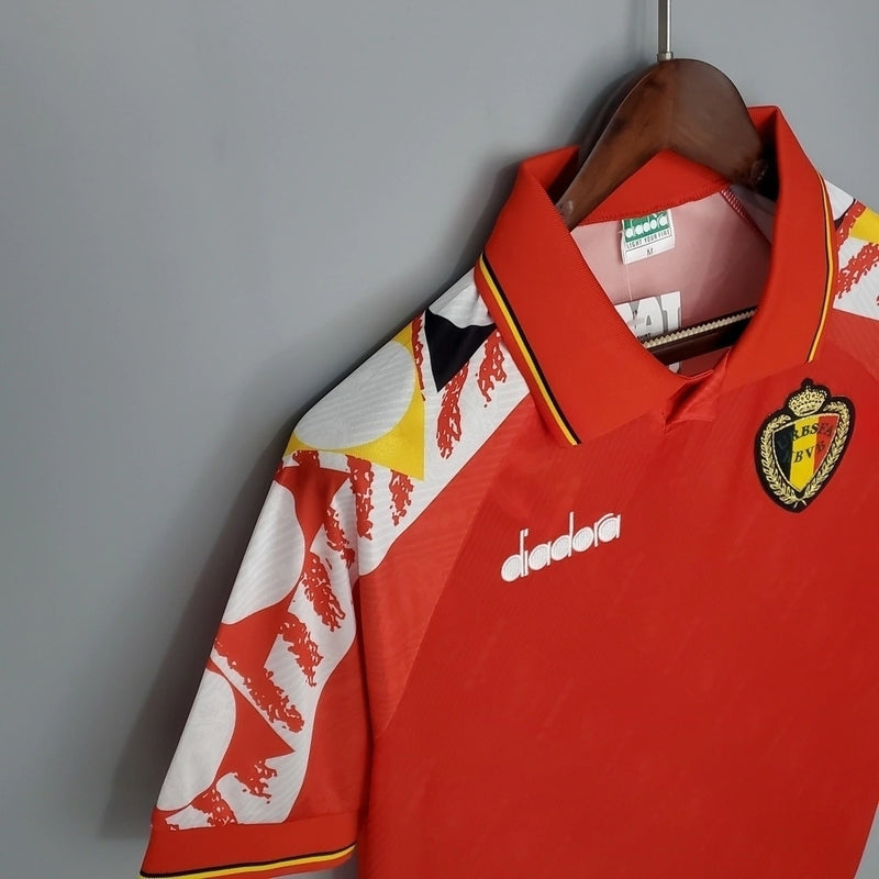 Camisa Bélgica Home I 1995/96 Retrô masculina, vermelha, inspirada no uniforme clássico dos anos 90, com escudo da seleção belga em destaque e design vintage, feita em tecido leve e confortável, ideal para colecionadores e fãs de futebol retrô.”