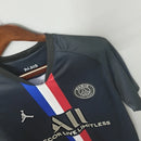 Camisa PSG Fourth IV 2019/20 Jordan Torcedor Masculina Preta, design minimalista com detalhes brancos e logo Jumpman, estilo urbano e moderno do Paris Saint-Germain.