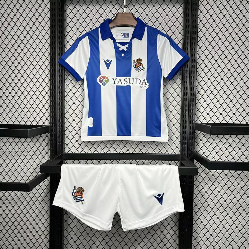 Camisa infantil Real Sociedad Home 2024/25, uniforme oficial azul e branco listrado, design clássico para jovens torcedores da La Liga, kit infantil completo”