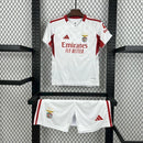 Kit Infantil Benfica Third III 2025/26 Adidas, uniforme oficial com camisa e shorts, design moderno e escudo do Benfica, disponível dos 3-4 aos 12-13 anos."