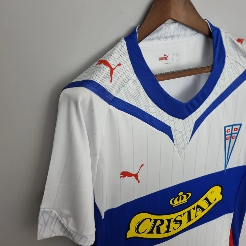 Camisa Retrô Universidad Católica Home I 2009/10 Puma Masculina branca, uniforme titular clássico do futebol chileno com escudo da Católica no peito, design retrô, ideal para torcedores e colecionadores.