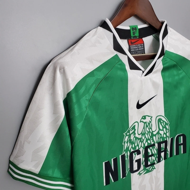 Camisa seleção Nigéria retrô 1996/97 Nike verde, uniforme clássico das Super Eagles, estilo futebol africano anos 90”