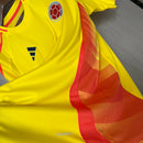 Camisa Colômbia Home 2024/25 Masculina para torcedor, amarela com detalhes em azul e vermelho, modelo oficial da seleção colombiana, ideal para fãs da Colômbia"