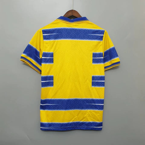 Camisa Parma Home I 1998/99 Retrô Masculina Amarela e Azul com escudo bordado, design clássico e estilo vintage que celebra a era de ouro do futebol italiano.”