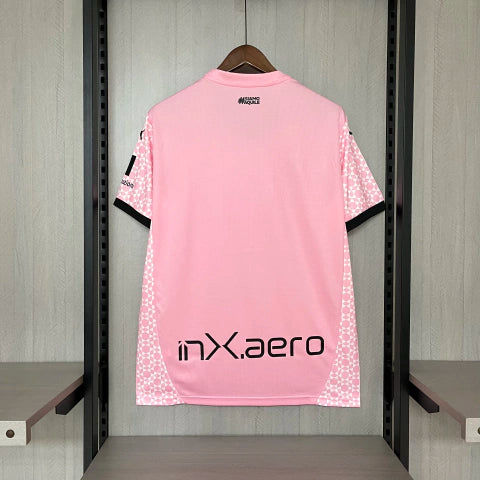 Camisa Palermo Home I 2024/25 Puma Torcedor Masculina rosa com escudo bordado no peito, logo Puma em destaque, gola redonda moderna e tecido respirável dryCELL, perfeita para torcedores que querem estilo, conforto e tradição do clube italiano.