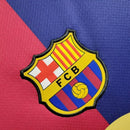 "Kit Infantil Barcelona Edição Coldplay 2024/25 Nike com camisa, short e meia, uniforme exclusivo infantil em cores vibrantes, tecido leve Dri-FIT, ideal para torcedores mirins e colecionadores."