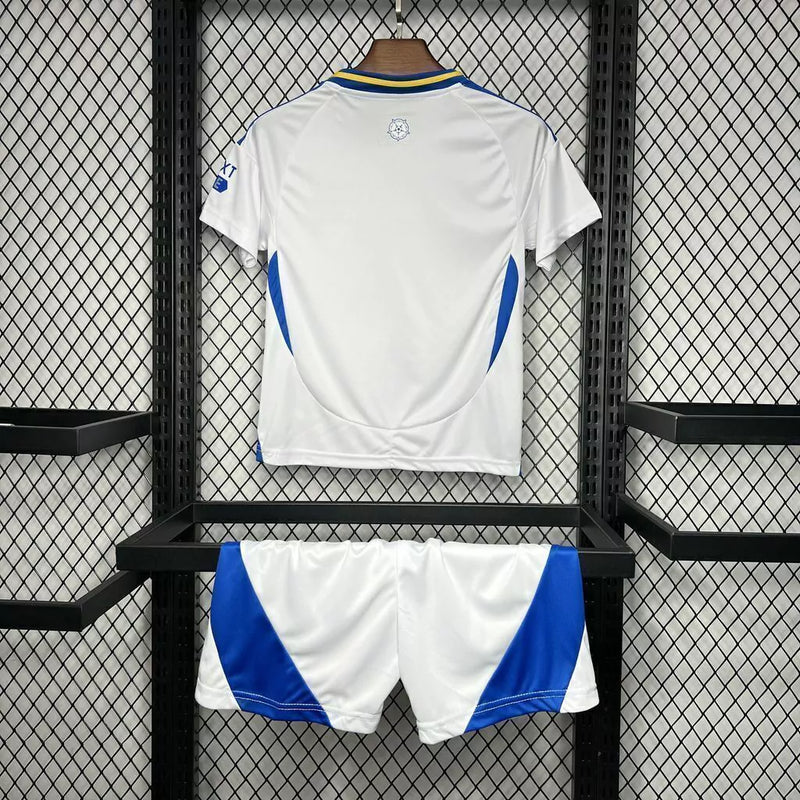 Kit Infantil Leeds United Home I 2024/25 Adidas com camisa e short, tecido leve e respirável, ideal para pequenos torcedores dos Whites com estilo e conforto."