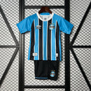 Kit Infantil Grêmio Home 2025/26 Umbro – camisa e short oficial para crianças, cores azul, preto e branco, escudo do Grêmio bordado, tecnologia Umbro Dry, conforto e respirabilidade para pequenos torcedores, uniforme mirim oficial do Grêmio 2025.