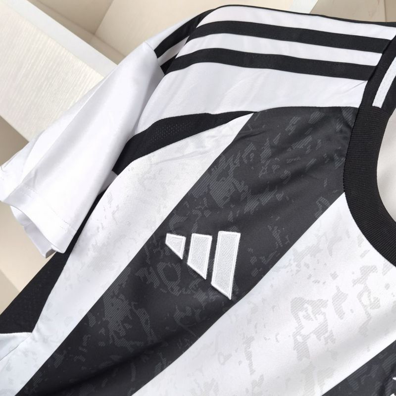 Camisa Juventus Home I 2024/25 Adidas Torcedor Masculina - uniforme principal da Juve na temporada, modelo branco com listras pretas clássicas, escudo do clube bordado, logo Adidas e design moderno para os torcedores bianconeri.