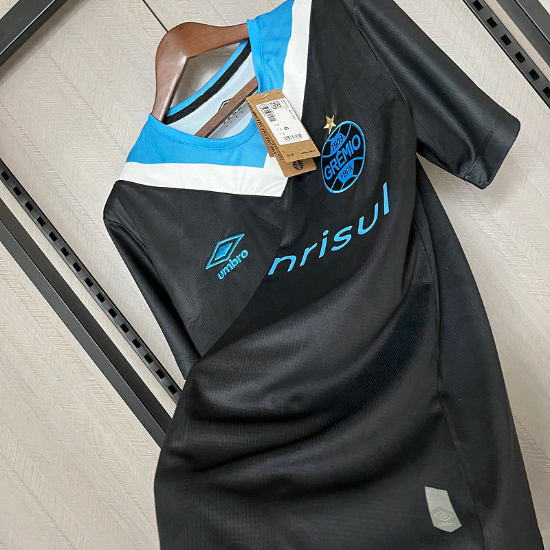 Camisa Grêmio Third III 2024/25 Umbro Torcedor Masculina azul, modelo de torcedor, tecido leve e confortável, design moderno da temporada 2024/25.
