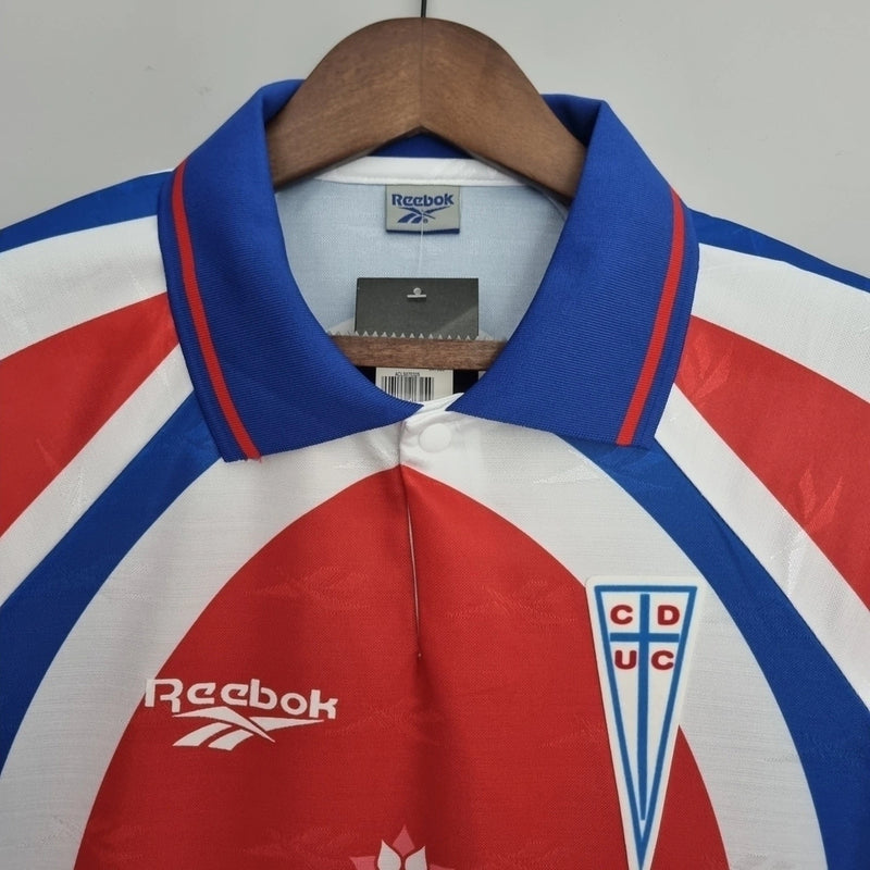 Camisa Retrô Universidad Católica Away II 1984/85 Reebok Masculina vermelha, uniforme histórico do futebol chileno com escudo da Católica no peito, design clássico retrô, ideal para torcedores e colecionadores.