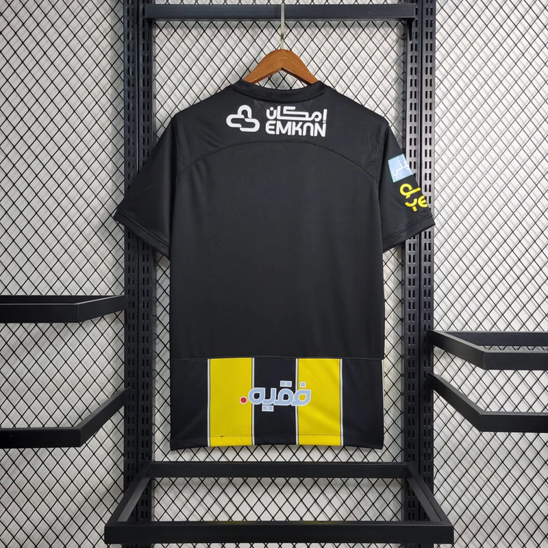 Camisa Al-Ittihad Home (1) 2023/24 Nike Torcedor Masculina com design listrado em preto e amarelo, escudo oficial estampado e tecido leve com tecnologia Dri-FIT para alta respirabilidade e conforto.
