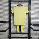 Kit Infantil Corinthians Third 2023/24 Nike, camisa amarela e preta com shorts e meias combinando, uniforme oficial para crianças de 3 a 13 anos torcedoras do Timão."