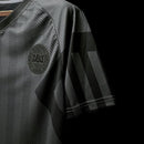 “Camisa Dinamarca Third III 2022/23 Hummel Torcedor Masculina, preta, com escudo da seleção dinamarquesa e logo Hummel em destaque, feita em tecido leve e respirável, modelo masculino com caimento confortável, ideal para jogos e uso casual.”