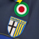 Camisa Parma Third III 1999/00 Retrô Masculina Azul com escudo bordado, design clássico e visual autêntico inspirado na terceira camisa do clube italiano.”