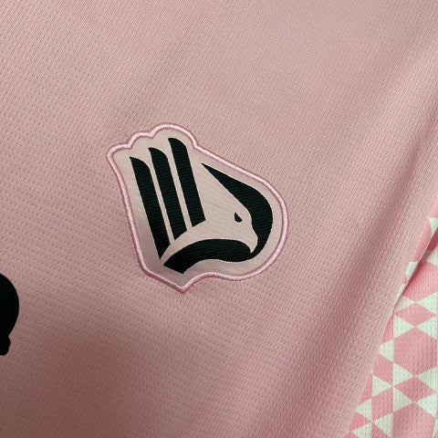 Camisa Palermo Home I 2024/25 Puma Torcedor Masculina rosa com escudo bordado no peito, logo Puma em destaque, gola redonda moderna e tecido respirável dryCELL, perfeita para torcedores que querem estilo, conforto e tradição do clube italiano.